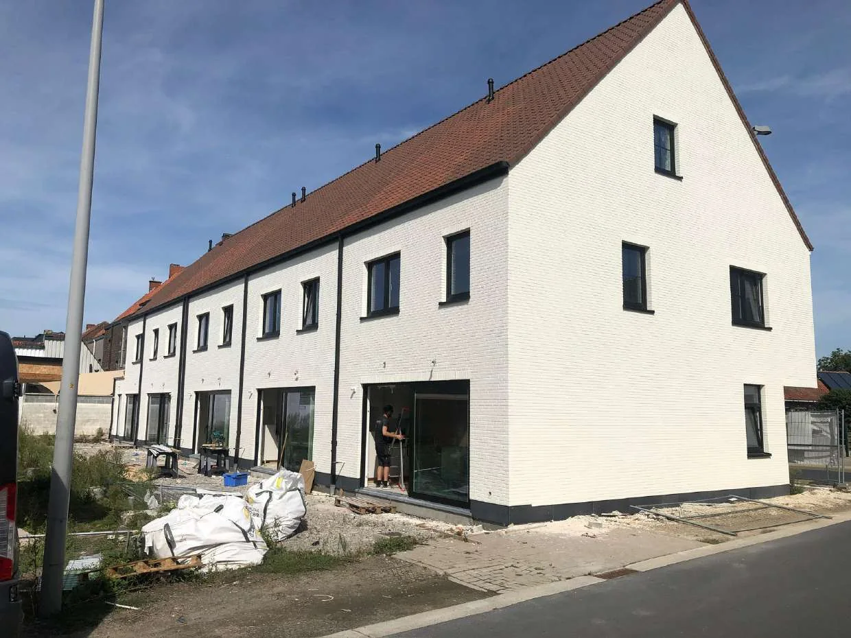 Lichte gevelafwerking aan een rij woningen