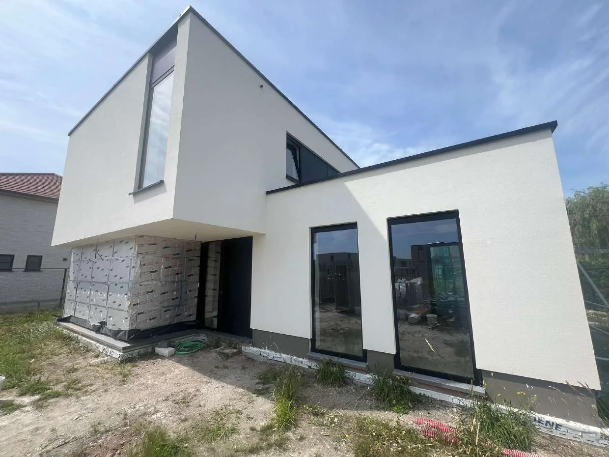 Strakke witte gevel van een hedendaagse woning