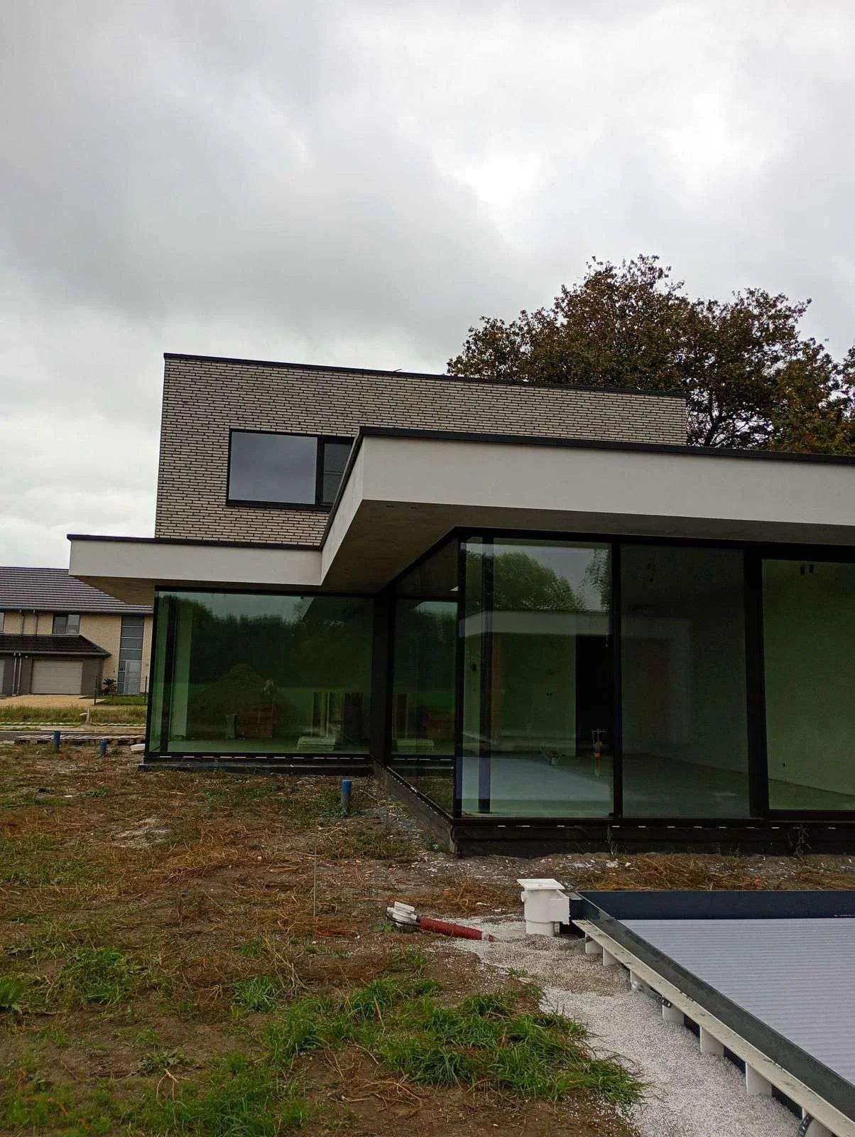 Moderne woning met donker metselwerk en grote glaspartijen