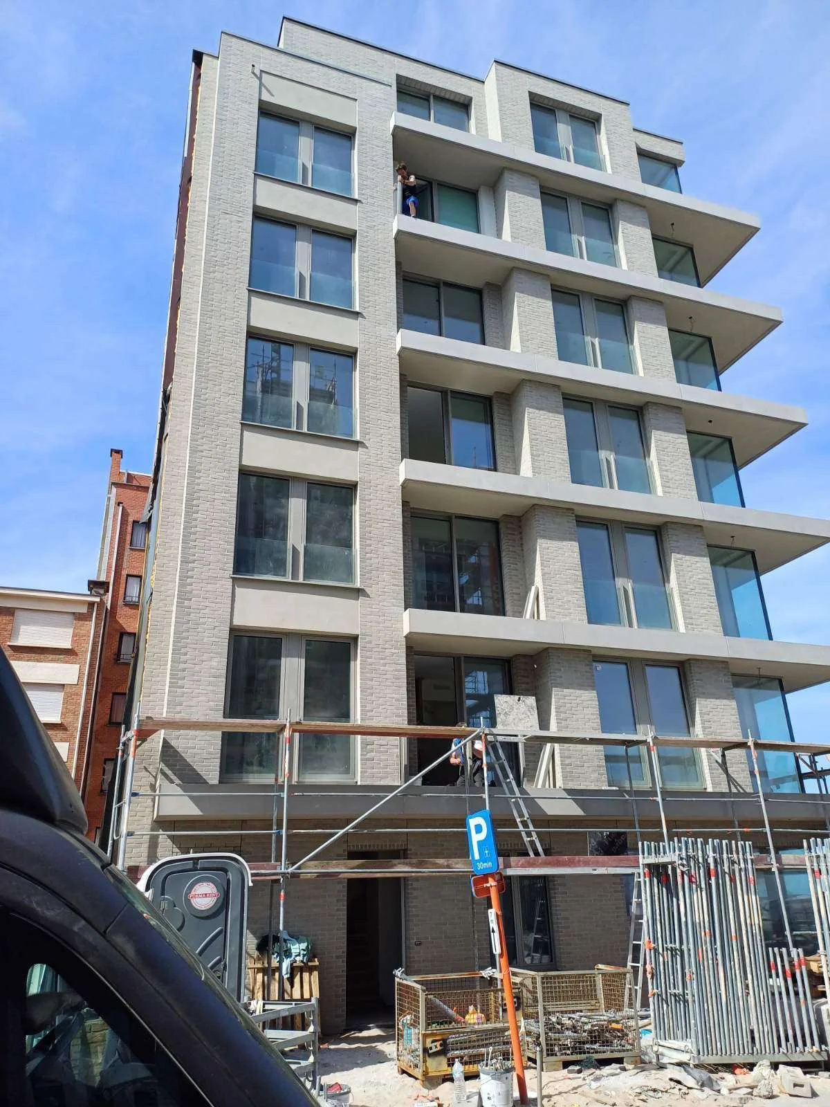 Gevelwerken aan een meerlagig appartementsgebouw